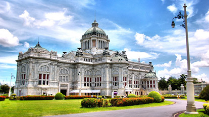 Visit the White palace in Thailand