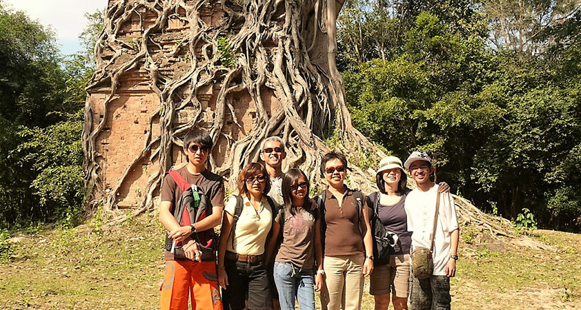 Prasat Kok Rokar is located in Rokar Phum, Srayov Commune, Stung Sen District
