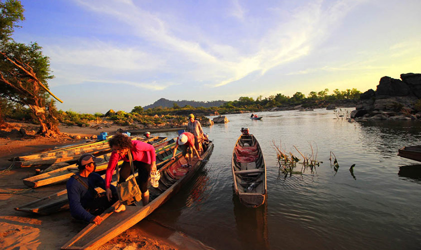 Take the ferry from Ban Nakasang to Don Det or Don Khong island