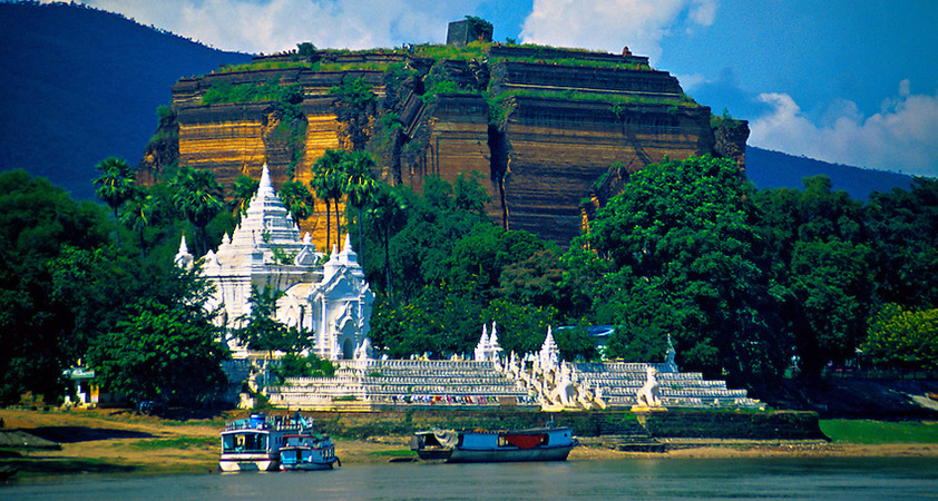 MIngun pagoda at the back
