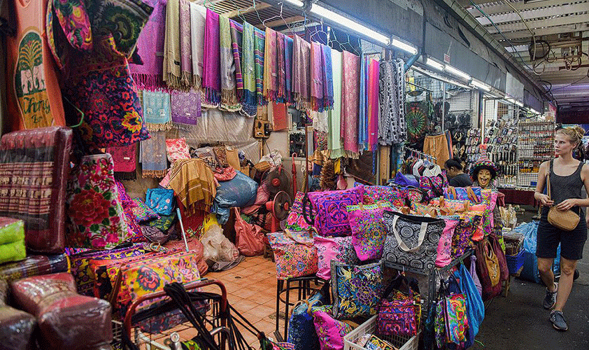 Wandering around Thai traditional market to obeserve the life of the people here