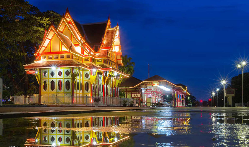 Maruekhathaiyawan Palace at night