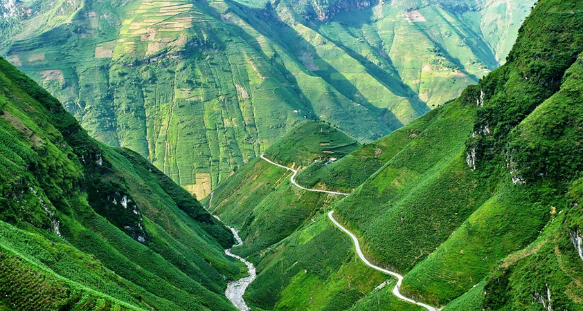 Admire full-range landscapes on the roadway