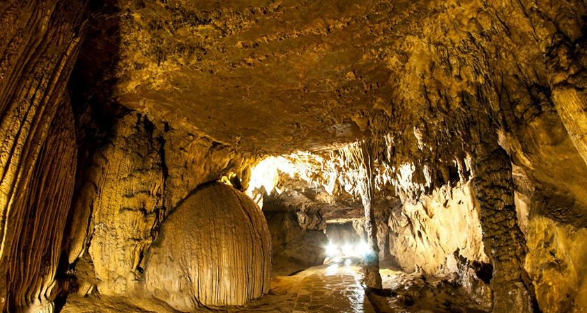 Nguom Ngao Cave attracts tourists with its unique mystery