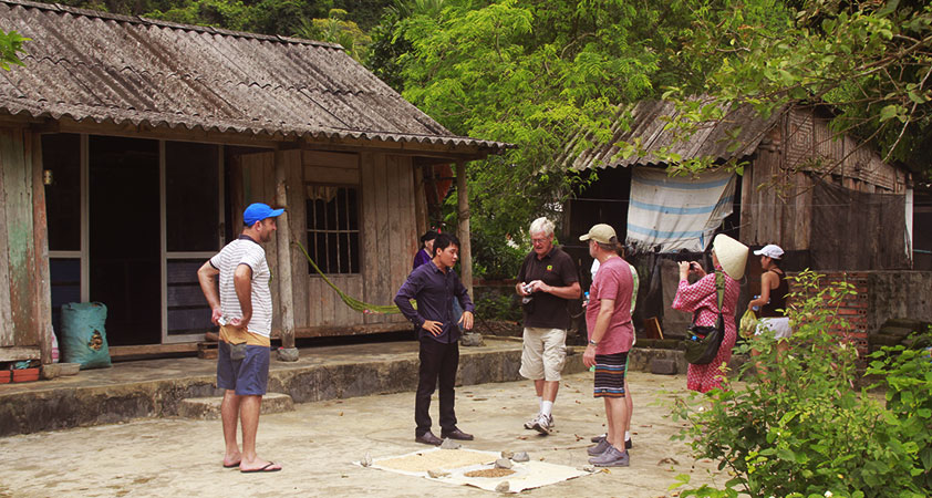 Tourists are excited to learn about the daily life in Viet Hai Village Cat Ba