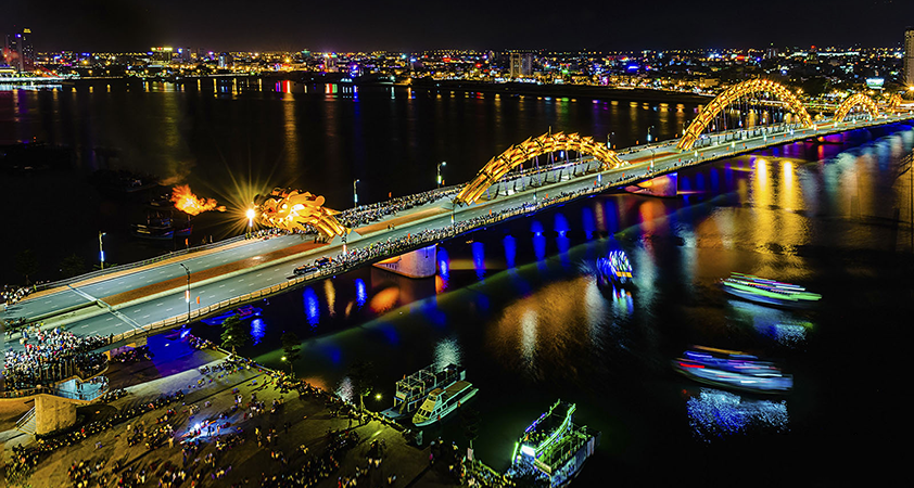 The bridge offers a large space for sightseeing at night