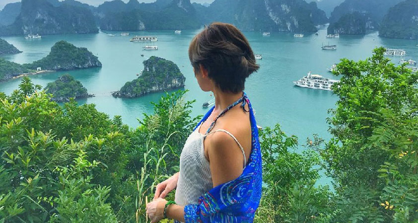 Coming here, visitors take the chance to deeply immerses in the breathtaking beauty of Halong Bay from a far distance