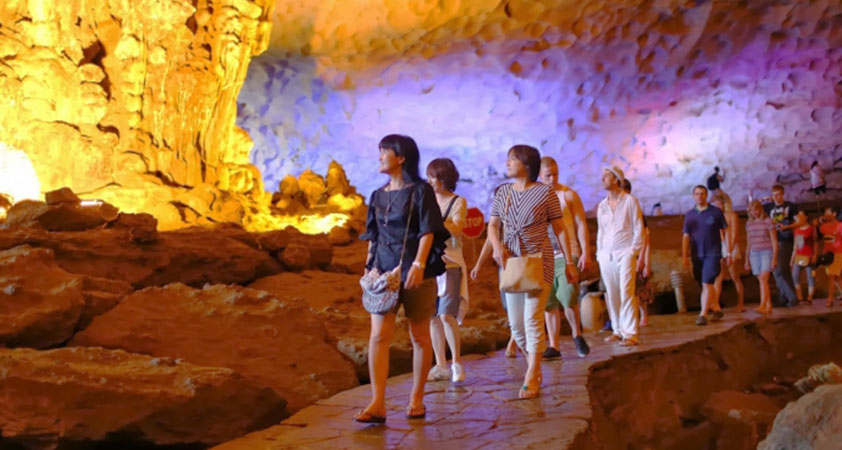 Tourists get amazed at the Sung Sot Cave Halong Bay