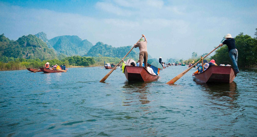 Take a boat seat leading to the groups of pagodas and temples