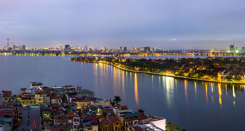 The beauty of West Lake Hanoi at the end of the day