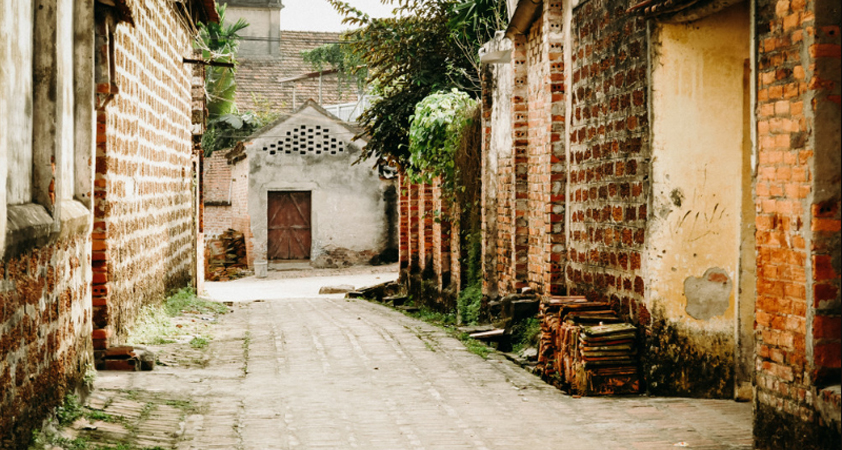 Check in at unique ancient houses surrounding Mia Pagoda