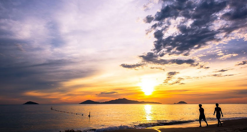 At dawn, Cua Dai beach Vietnam owns picturesque beauty 