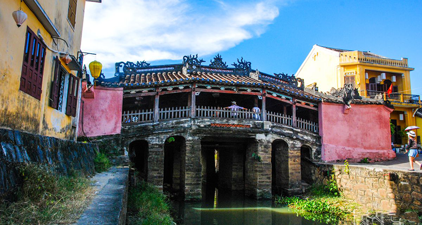 The pagoda is like a bridge with dorm above
