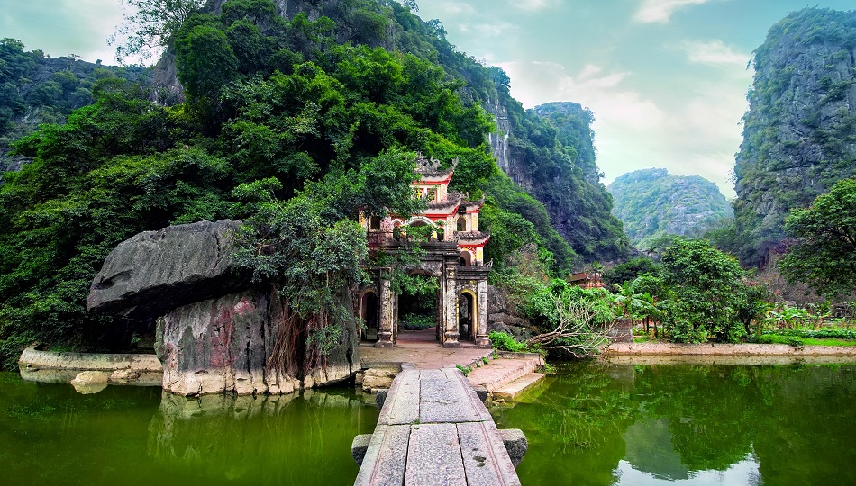 Among the world of mountain and water, you can see some ancient pagodas