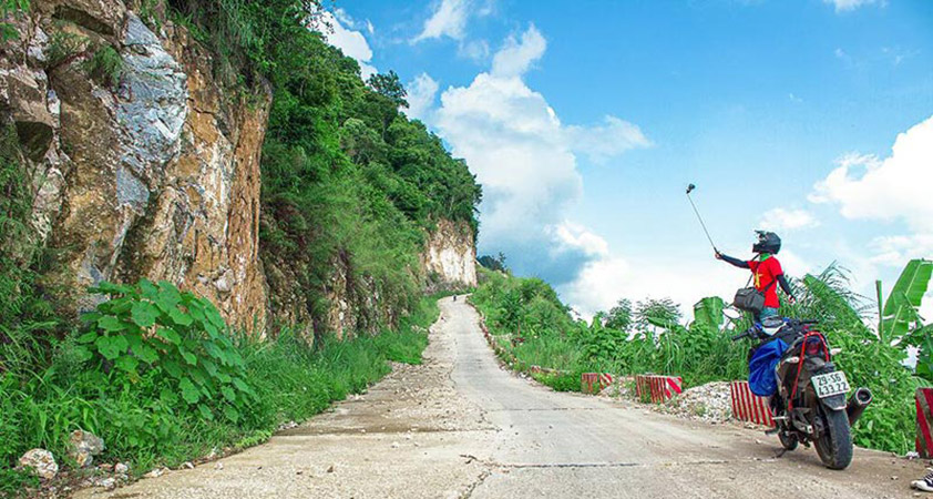 Have nice check-in photos on the road to Son - Ba - Muong Villages
