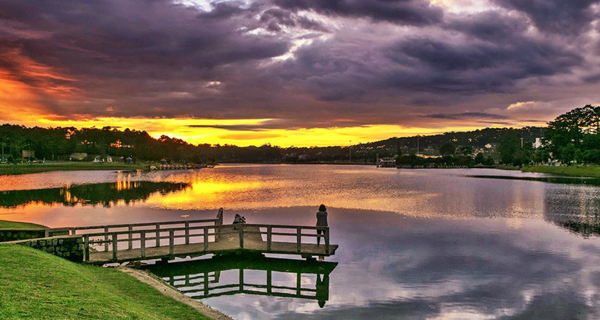Xuan Huong lake has its own poetic beauty