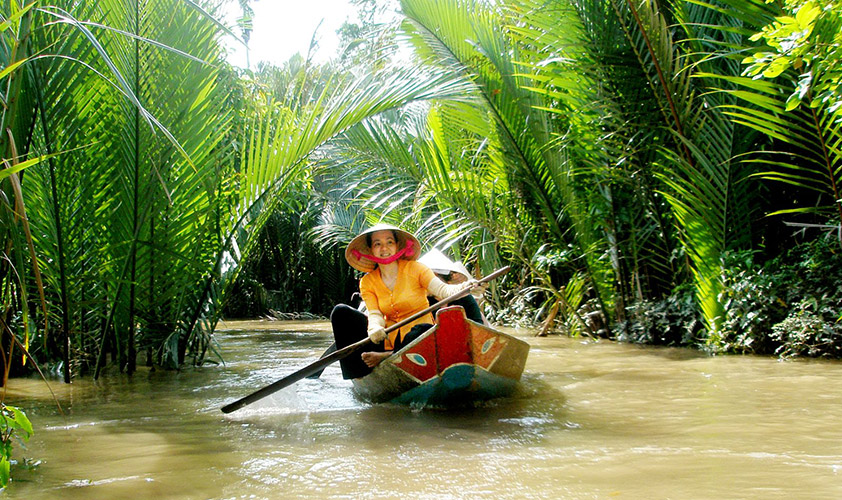 Amazing cruise trip by sampan boat through Can Tho''s cannals