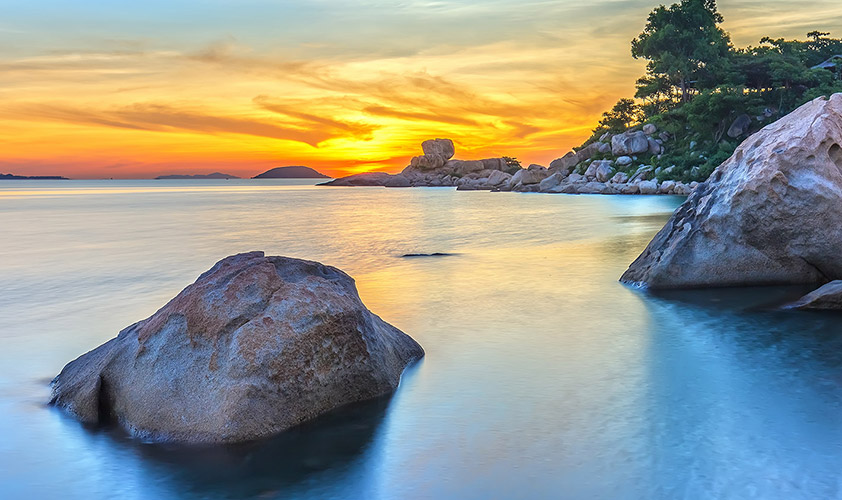 Doc Let is not only an ideal swimming beach, but its natural landscape is also quite attractive to tourists