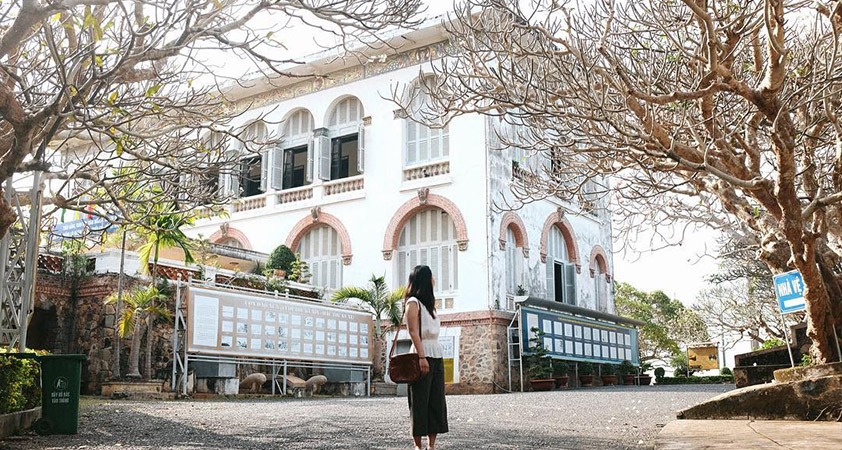 Chech in Bach Dinh - Villa Blanche