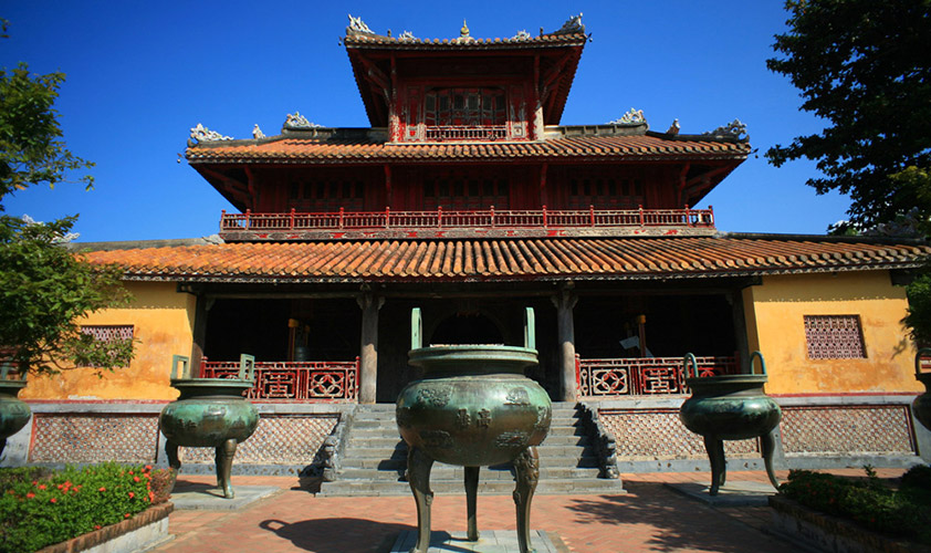 The nine dynasty urns were cast by Minh Mang to symbolize the dynasty sovereignty