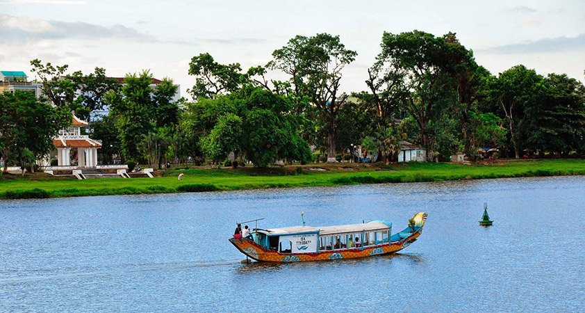 A cruise trip on Huong river