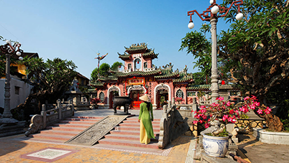 Fortune pray with circular incenses in Phuc Kien Pagoda, Hoi An