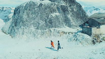 Admire Mai Chau overview at White Thung Khe Pass on the journey