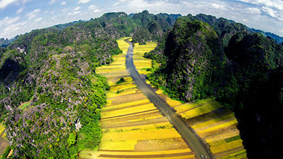 Admire the outstanding scenery of Trang An Landscape Complex