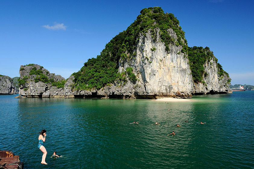 Bai Tu Long Bay
