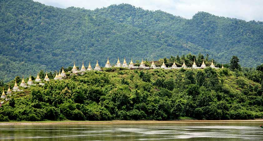  visit to the typical riverside village of Moktaw to see the traditional way of life