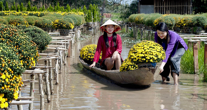 Sampan boat excursion to Sa Dec via Vinh Long