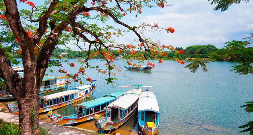 Cruise trip on Perfume river to explore Thien Mu pagoda