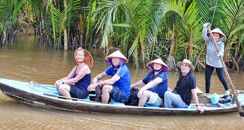 ??Take a private boat through the green vegetation of the canals to an orchard