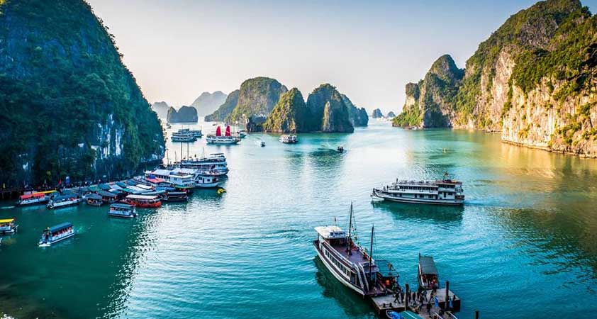 ??A cruise among the rocky limestone islands in the emerald waters of Halong Bay
