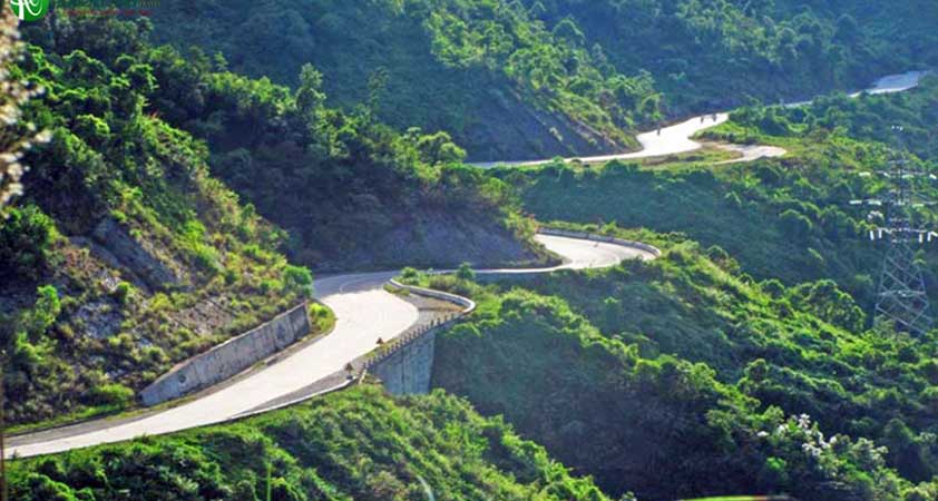 The narrow road at Hai Van pass