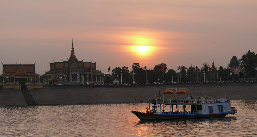 Sunset on Mekong river beside Royal Palace, Phnom Penh