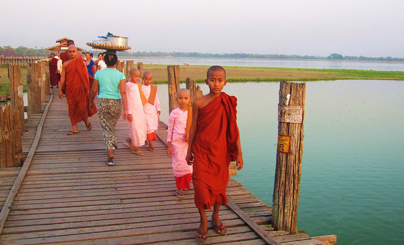 The cycling trip gives you the chance to 200-year-old U Ben bridge, where yo can see the whole view of Mandalay