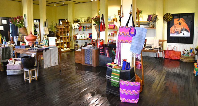 Before being transferred to the airport, you can come across a souvenir shop