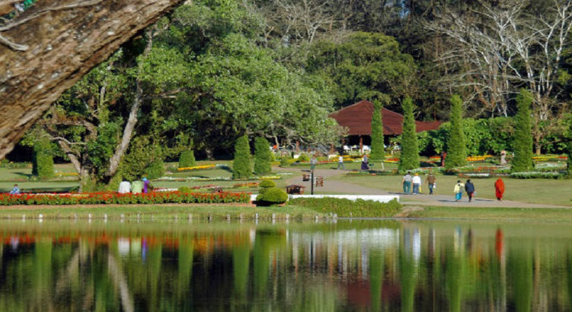 Thanks to its fantastic beauty with its shores surrounded by gardens and trees, Kandawgyi is a perfect place for taking beautiful pictures