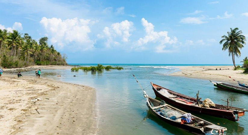 See the fishermen on Ngapali beach
