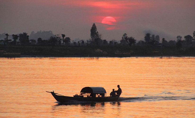 Join a cruise trip on a small boat along the Ayeyarwaddy River and admire the sunset view