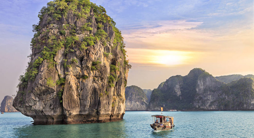 The stunning beauty of Halong Bay at dawn
