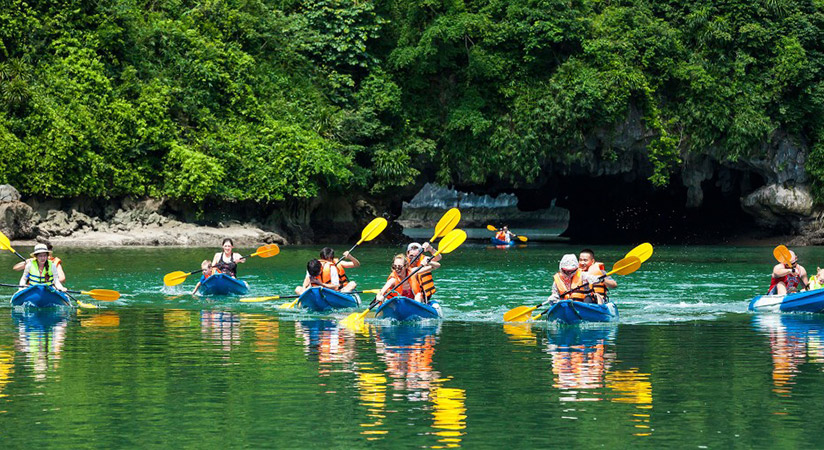 Going kayaking on Halong Bay 