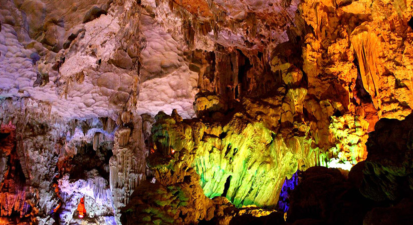 On the way to discover Halong Bay, you can make a stop at thien Cung cave to admire the beauty of it