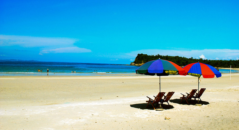 Enjoy your time on Bai Chay beach