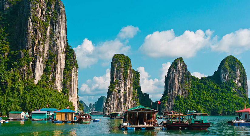 Visit of Halong floating village