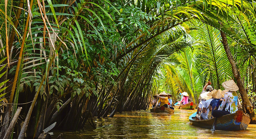 A sampan trip through canals