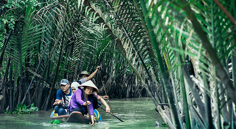 Take a sampan boat to observe the daily life of the locals here