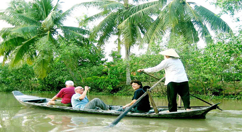 Keep admiring the beauty of rurals on sampan boat