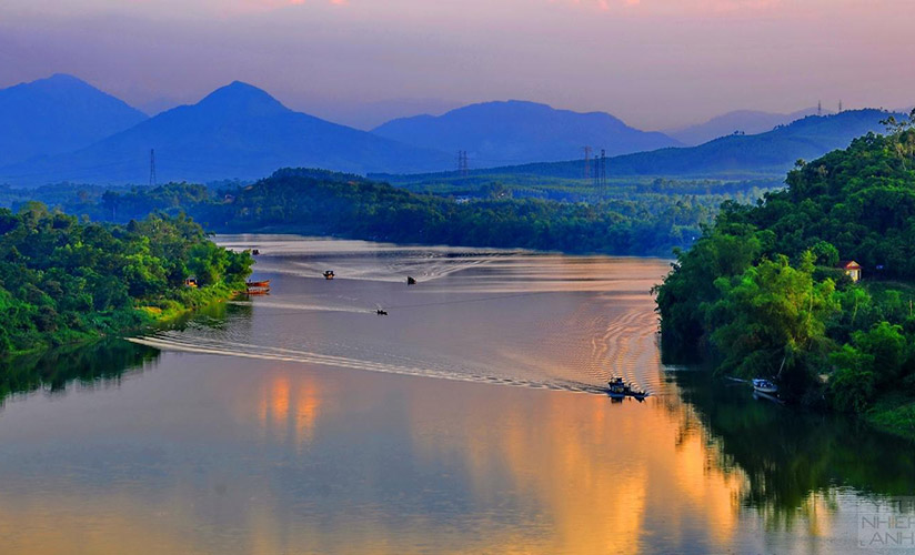 A cruise trip throgh Huong river